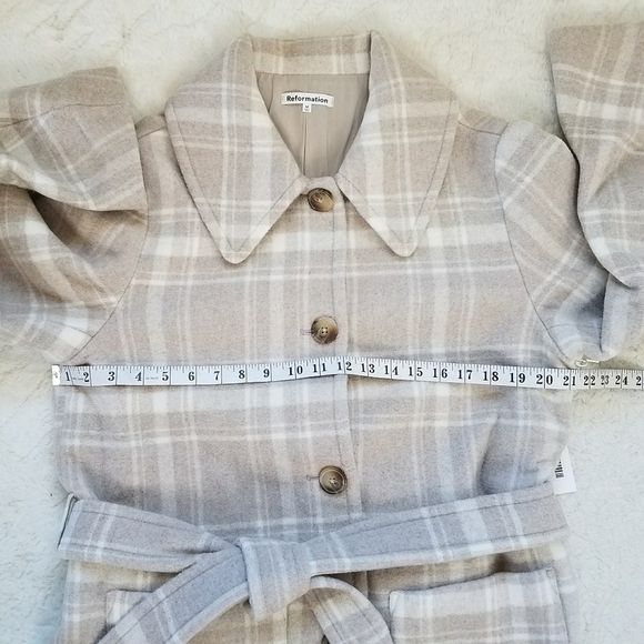 Reformation Middlefield Coat in Beige Plaid - Picture 5 of 10